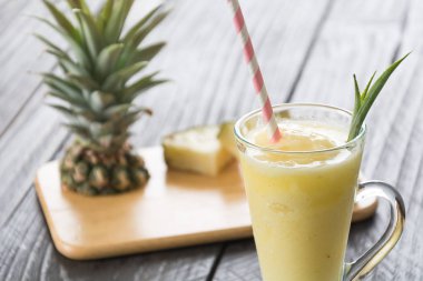 Ahşap arka planda ananas kokteyli