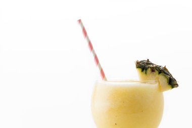 Beyaz arkaplanda ananas püresi