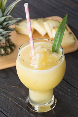 Ahşap arka planda ananas kokteyli