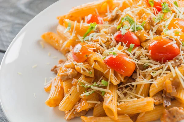 Makaron Penne w sosie pomidorowym — Zdjęcie stockowe