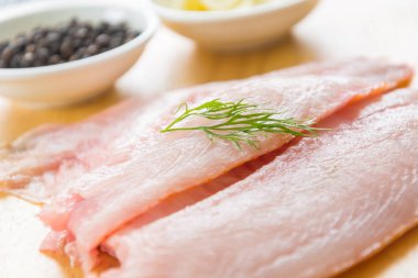 Tahtada tilapia çiğ