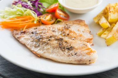 Ahşap masada balık bifteği