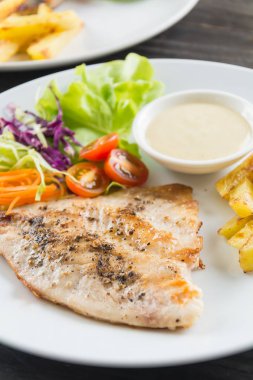 Ahşap masada balık bifteği