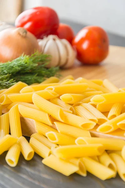 Espaguete de massa seca com ingrediente — Fotografia de Stock