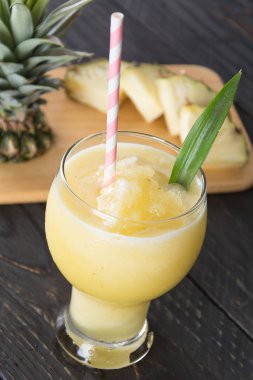Ahşap arka planda ananas kokteyli
