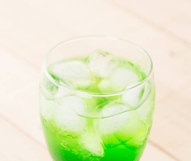 ahşap zemin üzerine yeşil soda
