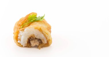 Omlet suşi rulosu - Japon yemek tarzı.