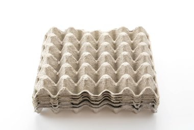 Beyaz arkaplandaki panel yumurtaları