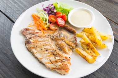 Ahşap masada balık bifteği