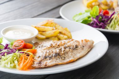 Ahşap masada balık bifteği