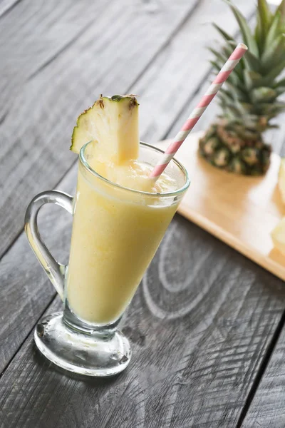 Batido de abacaxi no fundo de madeira — Fotografia de Stock