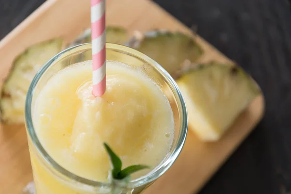 Batido de abacaxi no fundo de madeira — Fotografia de Stock