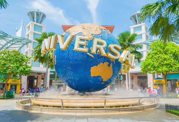 SINGAPORE - JULY 20: Tourists and theme park visitors taking pic — Stock Photo, Image