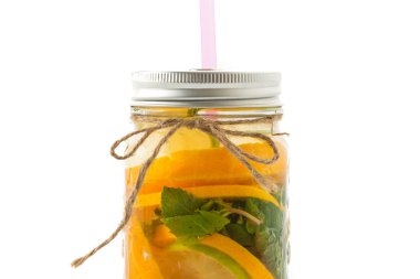 Beyaz arkaplanda aşılanmış su