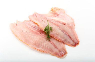 beyaz arkaplanda tilapia ham