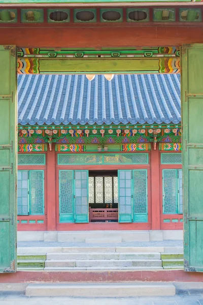 Porta de madeira velha em estilo coreano — Fotografia de Stock