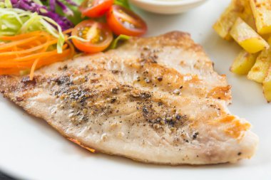 Ahşap masada balık bifteği