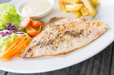 Ahşap masada balık bifteği