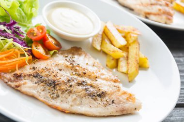 Ahşap masada balık bifteği