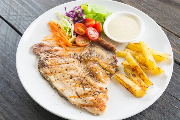 Ahşap masada balık bifteği