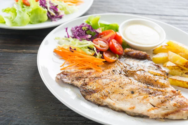 Ahşap masada balık bifteği