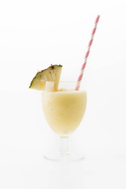 Beyaz arkaplanda ananas püresi
