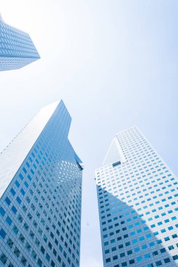 Singapur - mavi whitebalance işleme binasında gökdelen 