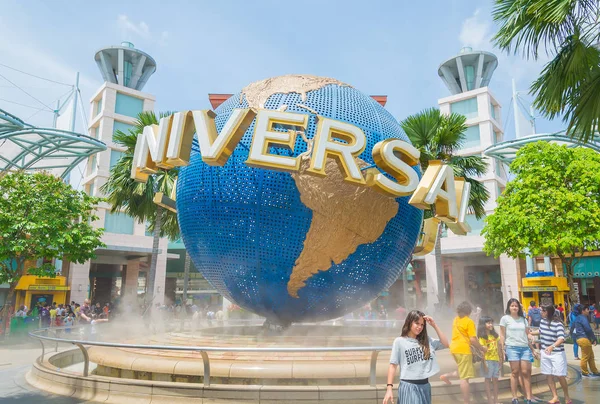 CINGAPORE - JULHO 20: Turistas e visitantes do parque temático tirar foto — Fotografia de Stock