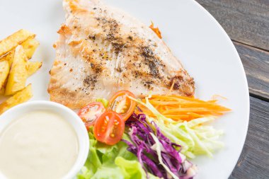 Ahşap masada balık bifteği