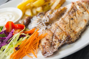 Ahşap masada balık bifteği