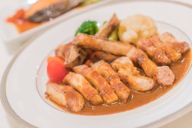 Barbekü soslu domuz eti.