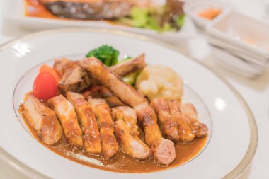 Barbekü soslu domuz eti.