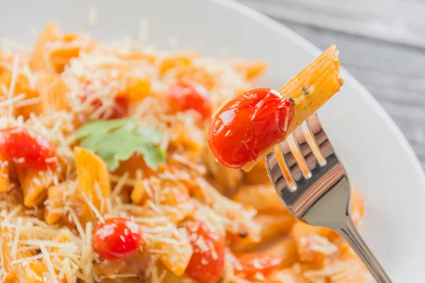 Makaron Penne w sosie pomidorowym — Zdjęcie stockowe