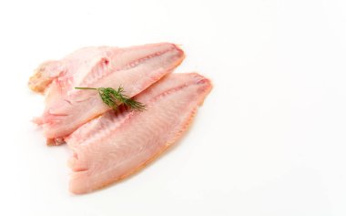 beyaz arkaplanda tilapia ham