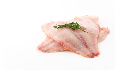 beyaz arkaplanda tilapia ham