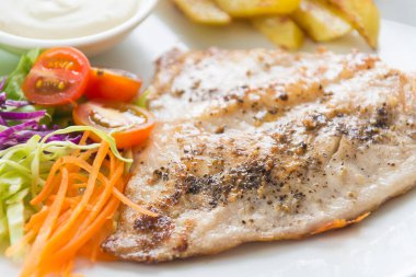 Ahşap masada balık bifteği