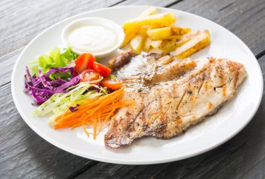 Ahşap masada balık bifteği