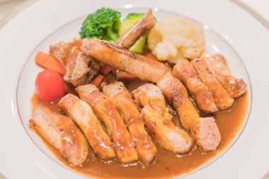 Barbekü soslu domuz eti.