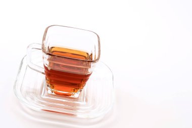 Beyaz arkaplanda çay fincanı