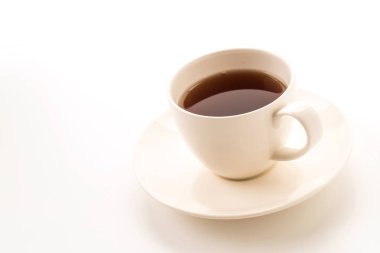 Beyaz arkaplanda çay fincanı
