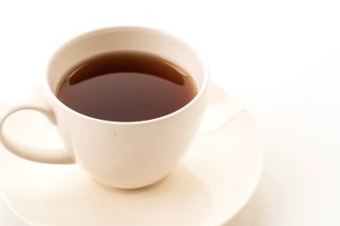 Beyaz arkaplanda çay fincanı