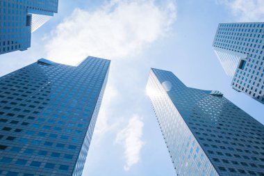 Singapur - mavi whitebalance işleme binasında gökdelen 