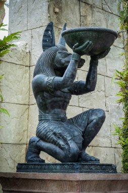 Singapur - 20 Temmuz 2015: Turist ve tema parkı ziyaret edenler Attra