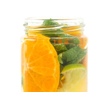 Beyaz arkaplanda aşılanmış su