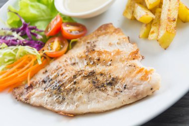 beyaz arkaplanda tilapia ham