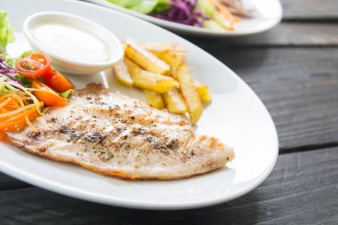 beyaz arkaplanda tilapia ham