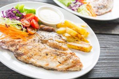 beyaz arkaplanda tilapia ham