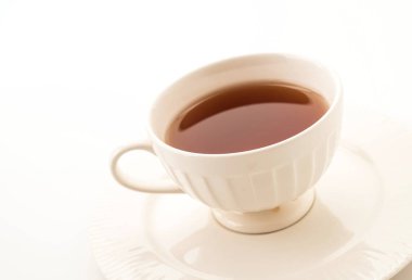 Beyaz arkaplanda çay fincanı