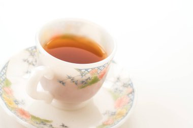 Beyaz arkaplanda çay fincanı