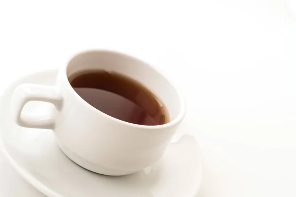 Чашка чая на белом фоне — стоковое фото